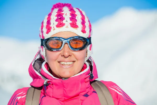 Junge Frau im Skianzug — Stockfoto