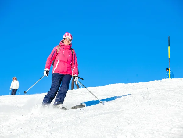 Jonge vrouw skiën — Stockfoto