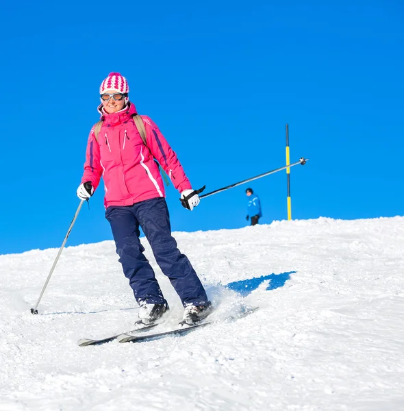 年轻女子滑雪 — 图库照片