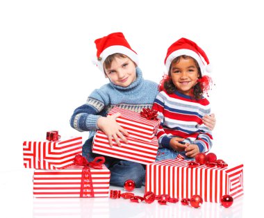 Hediye kutusu ile Noel Baba'nın şapkalı küçük çocuklar