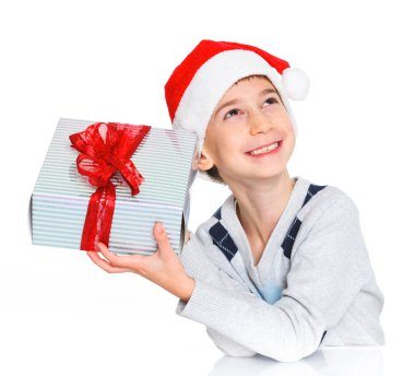 Noel Baba'nın şapkalı hediye kutusu ile küçük çocuk