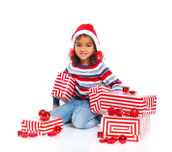 Menina no chapéu do Papai Noel com caixa de presente — Fotografia de Stock