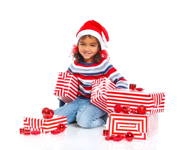 Hediye kutusu ile Noel Baba'nın şapkalı küçük kız — Stok fotoğraf