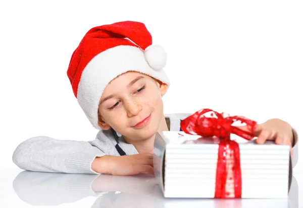 Mały chłopiec w kapelusz Świętego Mikołaja z pudełko — Zdjęcie stockowe