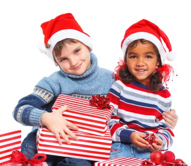 Hediye kutusu ile Noel Baba'nın şapkalı küçük çocuklar