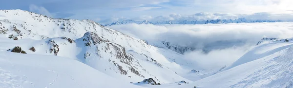 Alpina berg under snön på vintern — Stockfoto