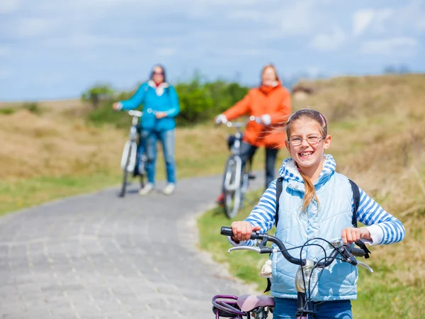 Flicka med cykeln — Stockfoto