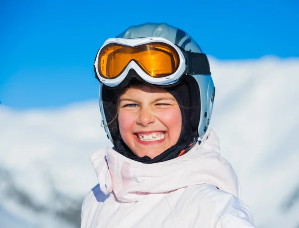 Ung flicka i en ski wear — Stockfoto