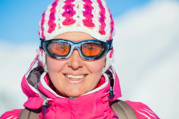 Ung kvinne i skidress – stockfoto