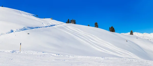 Sníh pozadí s lyží a snowboardů stopy — Stock fotografie