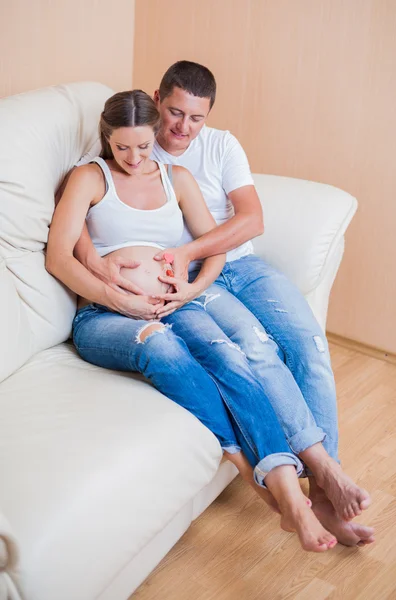 Ritratto di giovane coppia in attesa del bambino — Foto Stock