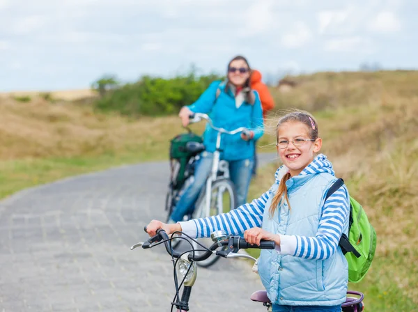 Flicka med cykeln — Stockfoto