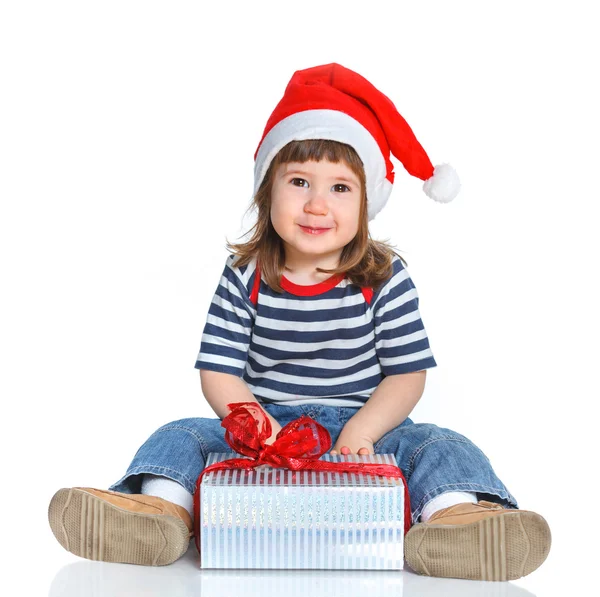 Menina no chapéu do Papai Noel com caixa de presente — Fotografia de Stock