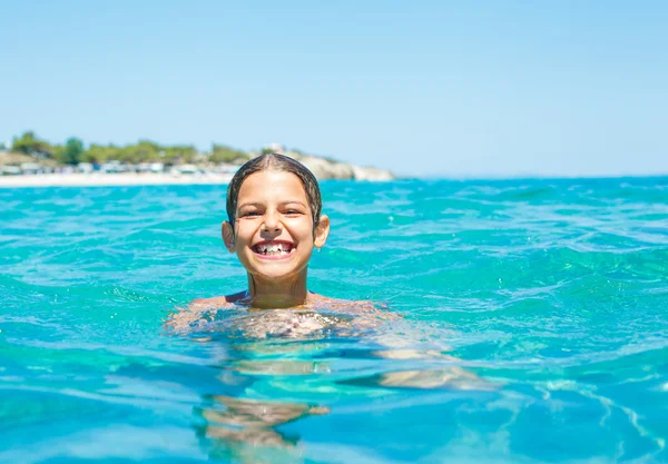 Young girl playing in the sea — Stock Photo, Image