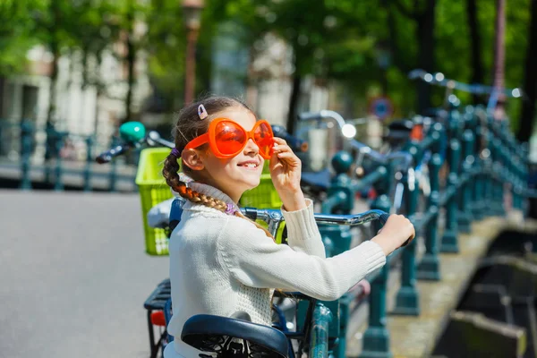 Flickan går i orange outfit för nederländska queensday — Stockfoto