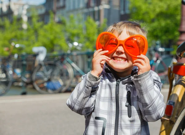 Pojken går i orange outfit för nederländska queensday — Stockfoto