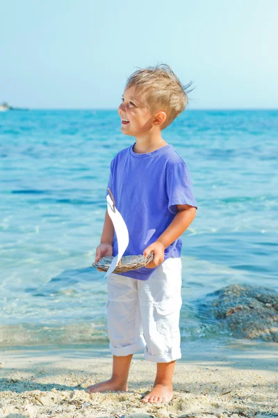 Menino com navio de brinquedo — Fotografia de Stock