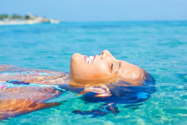 Chica joven en el mar — Foto de Stock