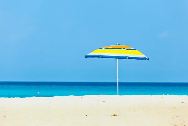 Guarda-chuva na praia. — Fotografia de Stock