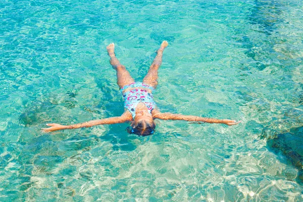 Chica joven en el mar — Foto de Stock