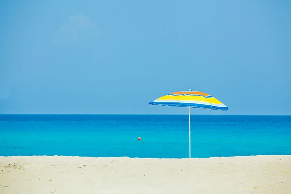 Deštník na pláži. — Stock fotografie