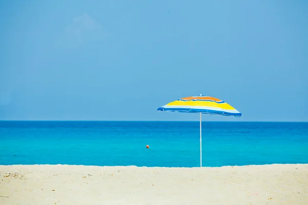 Parasol op het strand. — Stockfoto