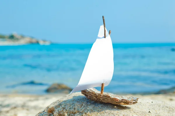 Schip speelgoed model op het strand — Stockfoto