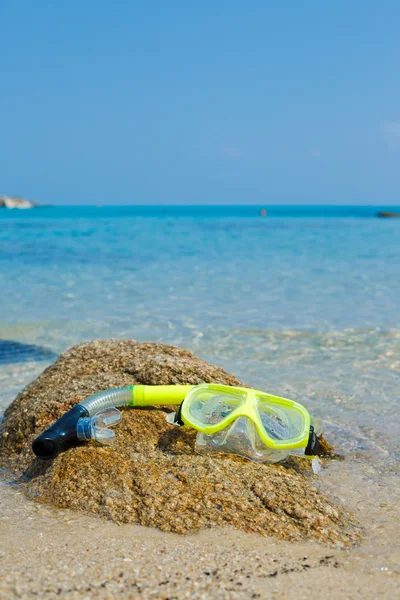 Snorkel e máscara na praia . Fotografia De Stock