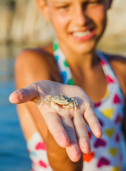 Menina segurando caranguejo — Fotografia de Stock