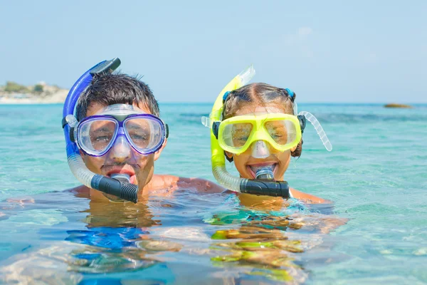 La ragazza con suo padre in maschera subacquea — Foto Stock