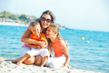 Sahilde mutlu bir aile fotoğrafı