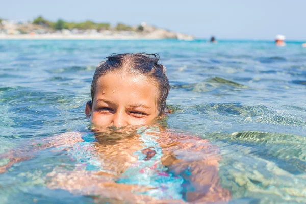 Молодая девушка в море — стоковое фото