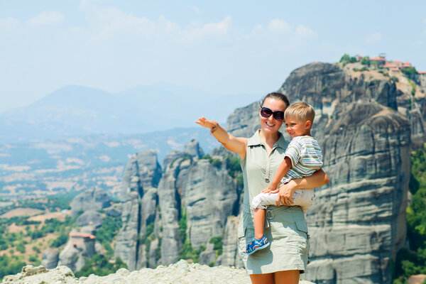 Мать и сын смотрят на город Каламбака с высоты птичьего полета. Метеора, Греция
.