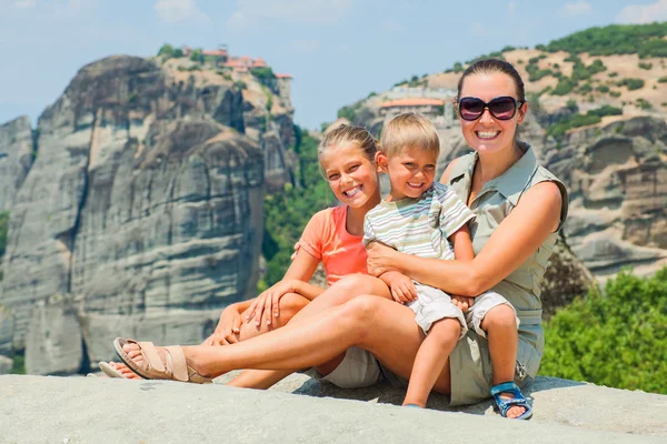 Moeder en haar kinderen kijken naar de stad van kalambaka bird's eye bekijken. Meteora, Griekenland. — Stockfoto