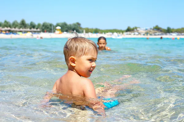 Retrato do menino nadando no mar transparente — Fotografia de Stock