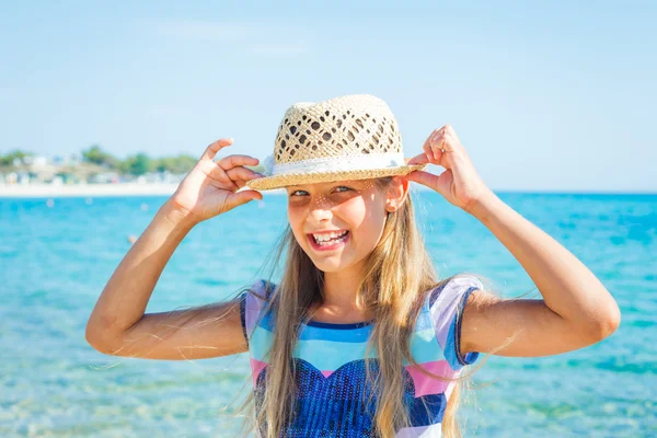 Sevimli kız sahilde şapkalı — Stok fotoğraf