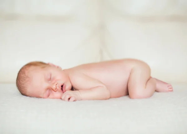 11 dagen jonge baby. slapende babyjongen. — Stockfoto