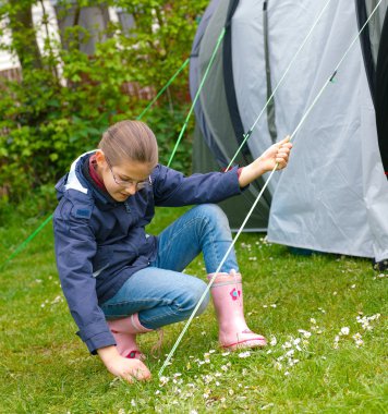 kamp çadır mutlu kızı çadırda - camping