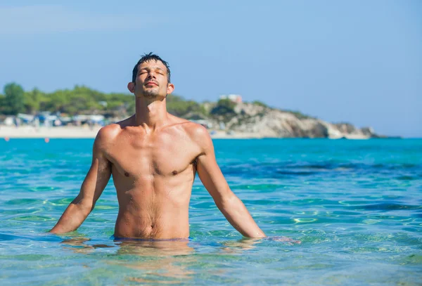 Joven en el mar — Foto de Stock