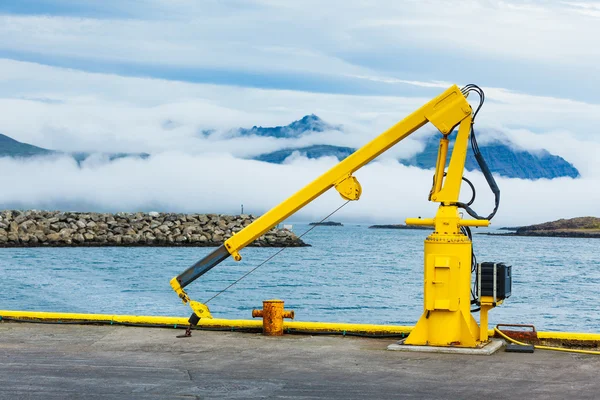 Visserij kraan IJsland stad harbor. — Stockfoto