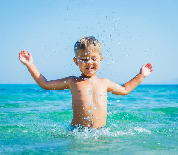 Мальчик купается в море — стоковое фото