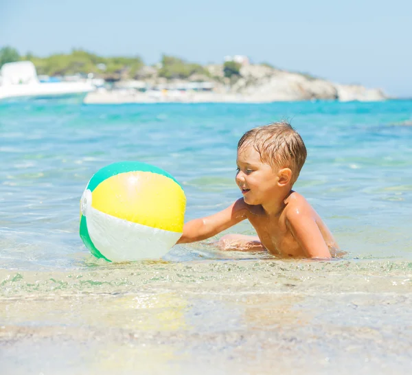 Young boy swimming in sea — Stock Photo, Image