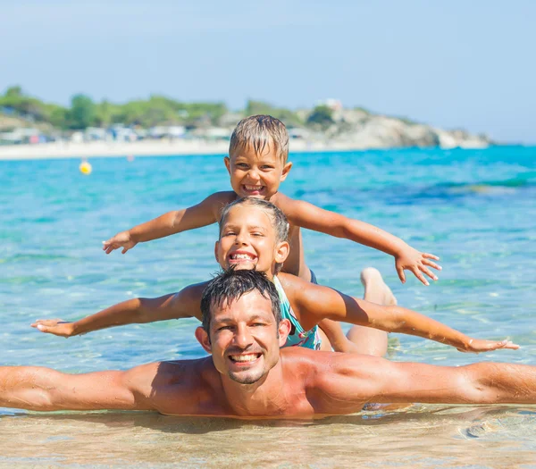 Pai com seus filhos se divertir e nadar mar — Fotografia de Stock