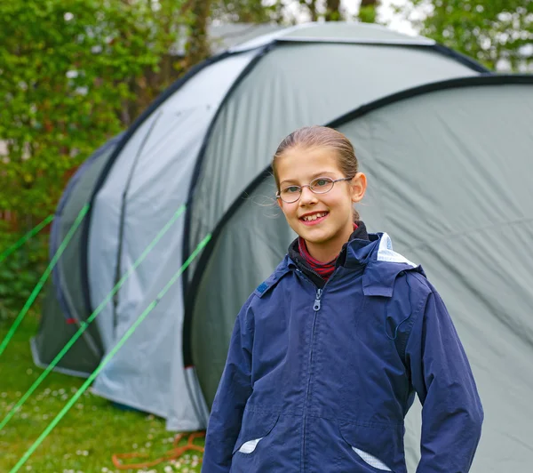 Campeggio in tenda - ragazza felice sulla tenda del campo — Foto Stock