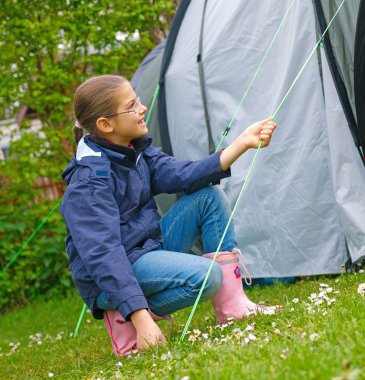 kamp çadır mutlu kızı çadırda - camping