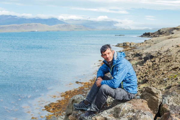 Vista del hombre y el océano en Islandia — Foto de Stock