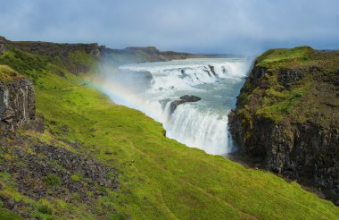 gullfoss Şelalesi ve gökkuşağı
