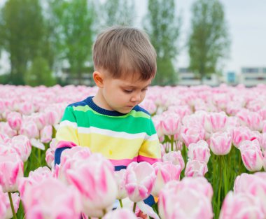 Lale alan çocuk