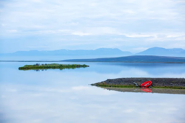 İzlanda su yatay, kırmızı tekne — Stok fotoğraf