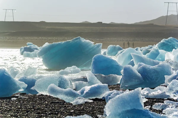 Um iceberg sendo quebrado pelas ondas — Fotografia de Stock